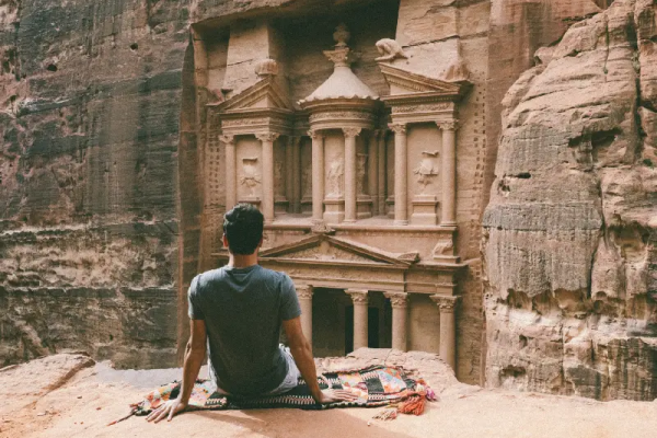 un uomo a petra, cose da vedere in giordania