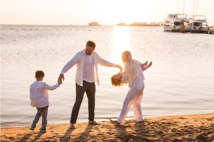 vacanza con bambini, una famiglia  sul mare