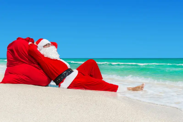 babbo natale sulla spiaggia in egitto , natale in egitto