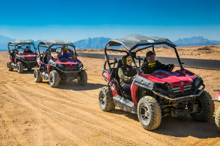 ragazzi fanno safari al deserto