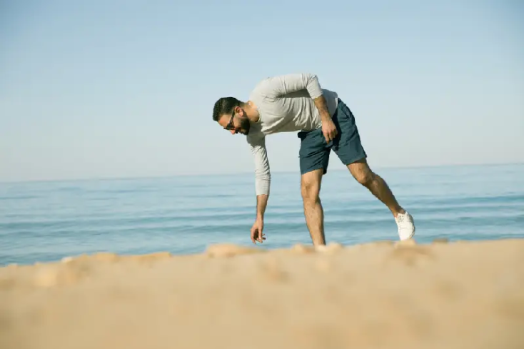 un uomo cammina sulla spiaggia di marsa alam, egitto dove andare al mare
