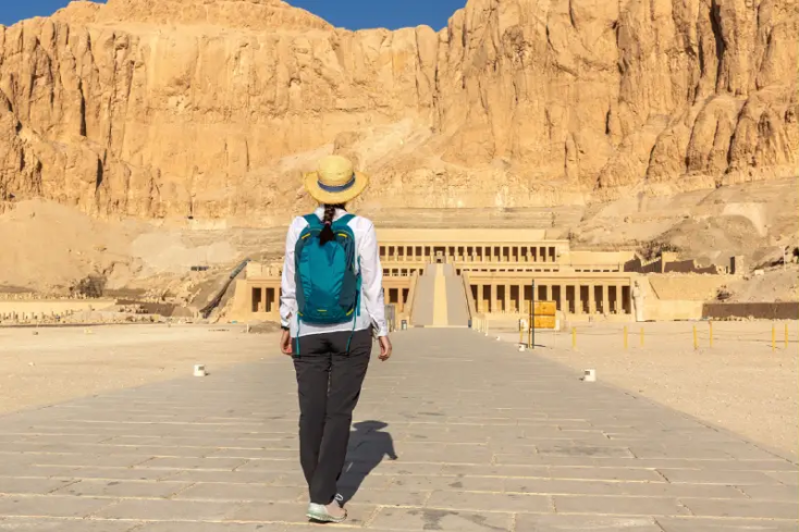 una donna davanti Il tempio di Hatshepsut, egitto a dicembre