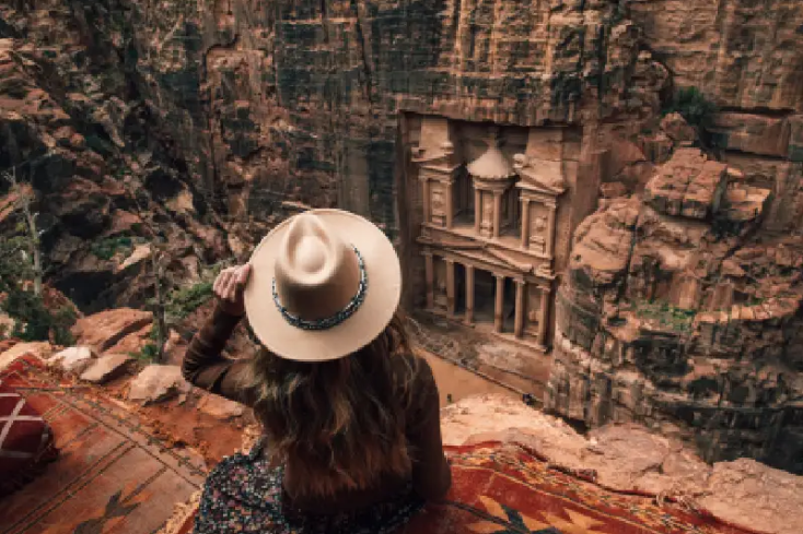 Cosa vedere a Petra, una donna al grande petra in egitto