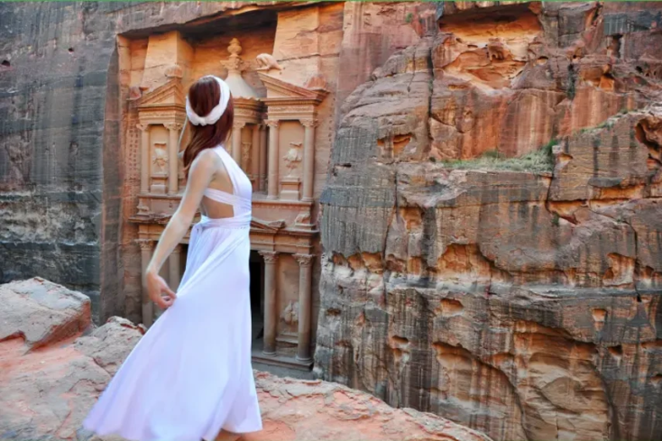 Cosa vedere a Petra, una donna indossa un vestito bianco in Giordania