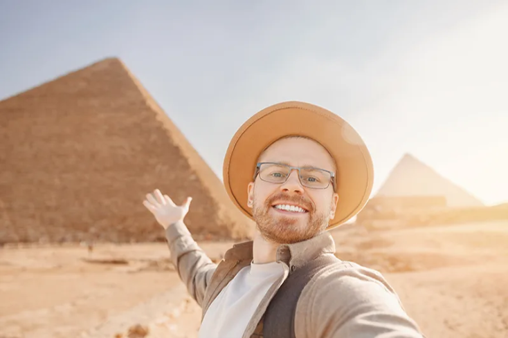 un uomo visita le piramidi, consigli viaggio egitto