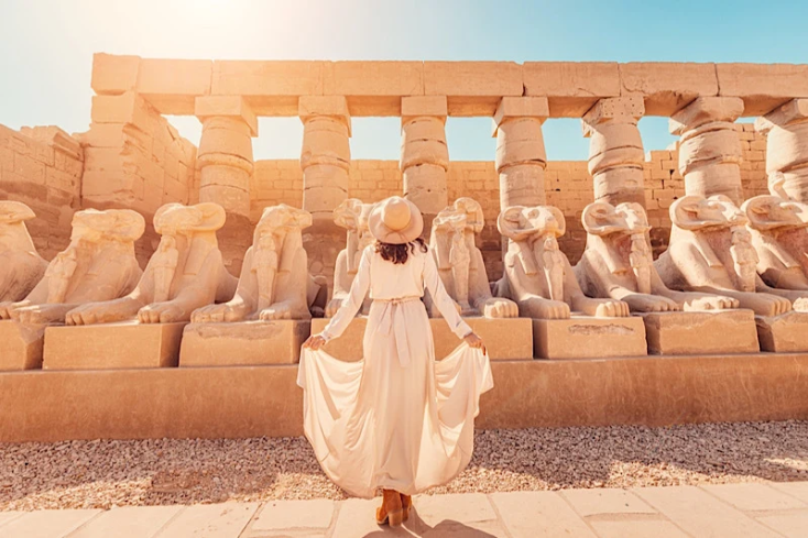 consigli viaggio egitto, una donna al tempio di karnak