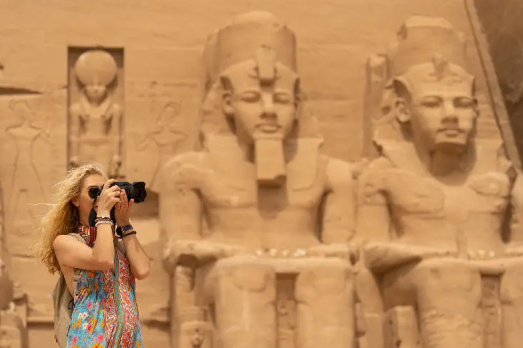 Una ragazza al tempio di Abu simbel, cosa fare in egitto a dicembre