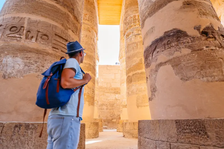 un uomo visita il tempio di karnak, come organizzare un viaggio in egitto?