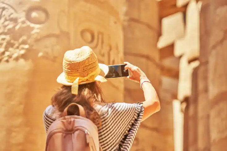 una donna al tempio di Karnak. come organizzare un viaggio in Egitto