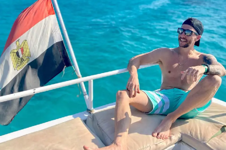 un uomo al mar rosso, come organizzare un viaggio in egitto