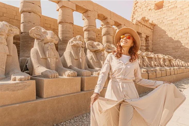 una donna al tempio di karnak, per andare in egitto serve il passaporto?