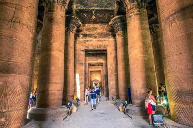 il tempio di abu simbel in egitto, per andare in egitto serve il passaporto?