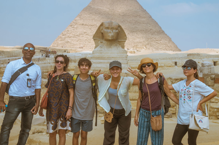un gruppo di turisti in egitto visitano le piramidi