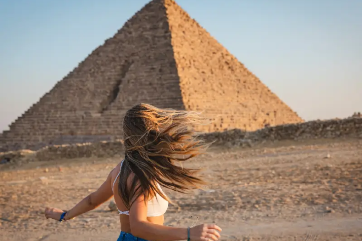 una donna davanti alla piramide a giza