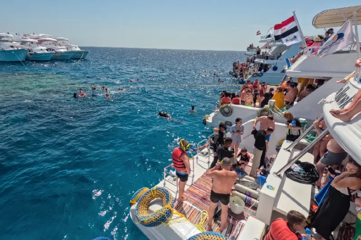 un gruppo di turisti al mare a  hurghada, dove andare in egitto a dicembre