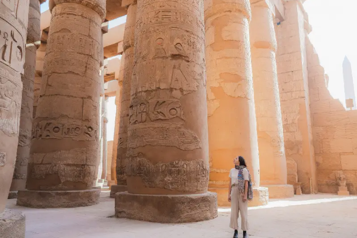 una donna al tempio di luxor, dove andare in egitto a dicembre