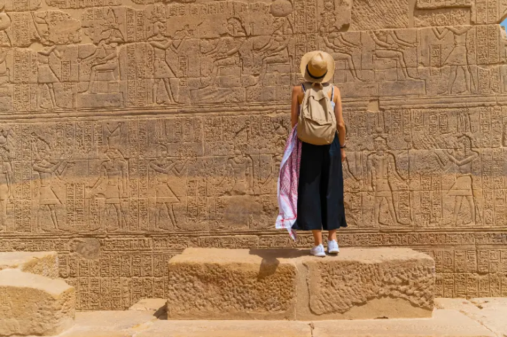 una donna al tempio di philae, dove andare in egitto a dicembre