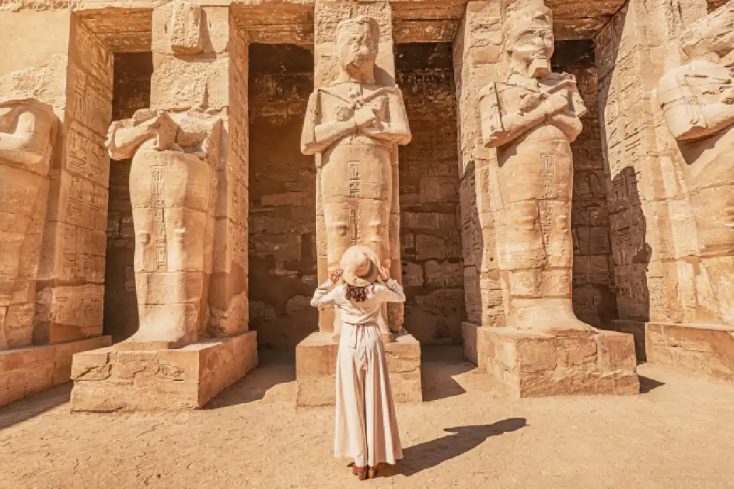 una donna al tempio di abu simbel. cosa vedere in egitto in 7 giorni