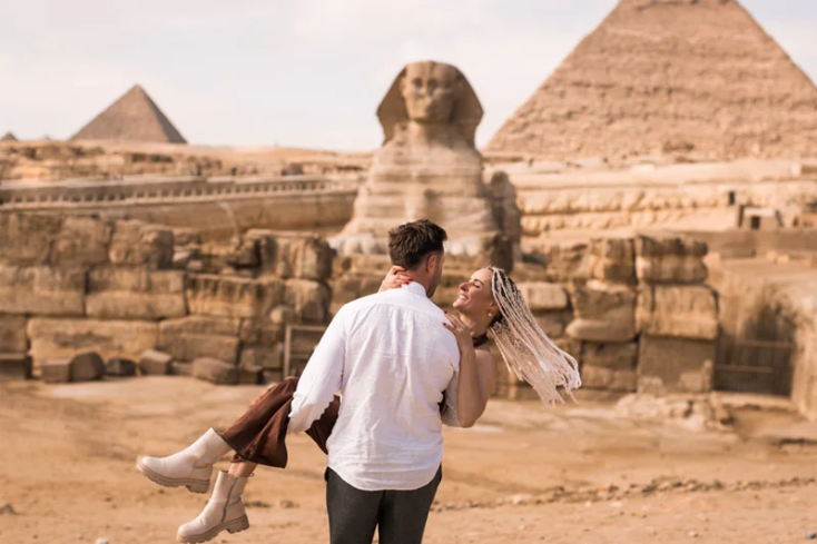 una coppia a giza davanti alle piramidi, cosa vedere al cairo in 4 giorni