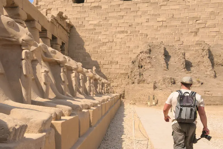 un uomo a luxor, come vestirsi in Egitto