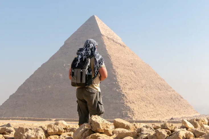 un ragazzo a giza davanti alle piramidi