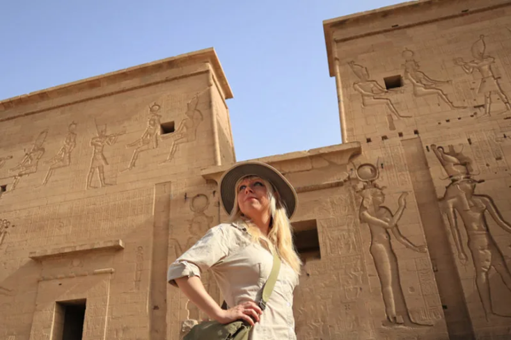 come vestirsi in egitto, una donna a edfu