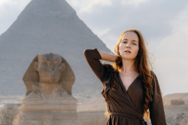 una donna visita le piramidi di giza, come vestirsi in egitto