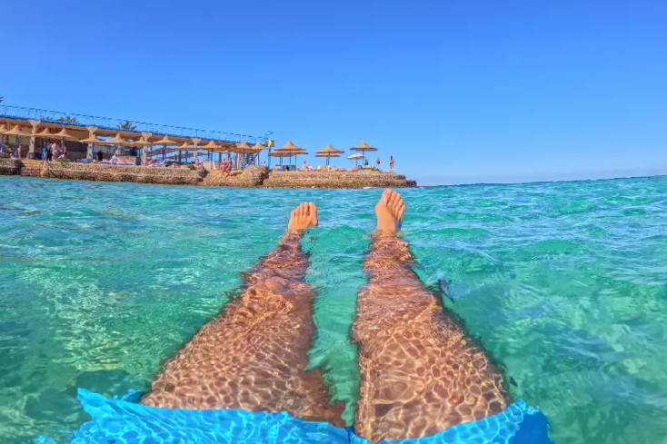 un uomo al mare a hurghada, egitto posti da visitare