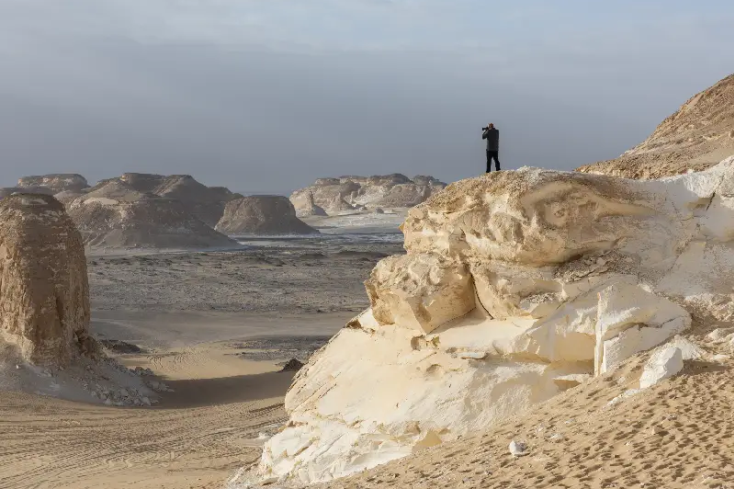 un uomo al deserto bianco, egitto posti da visitare