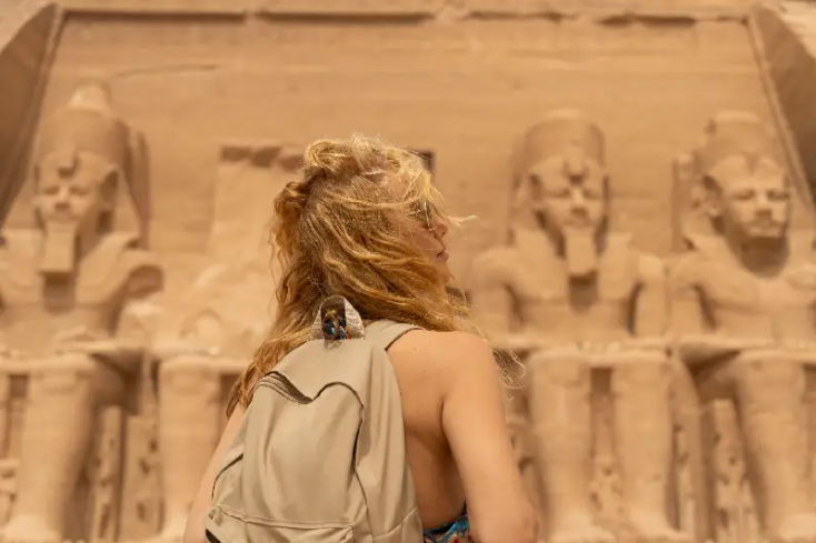 una ragazza al tempio di abu simbel, egitto posti da visitare