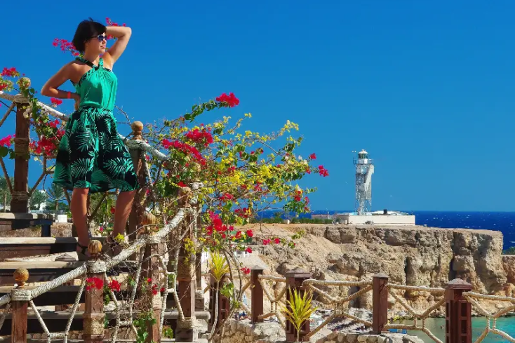 una donna davanti al mare a sharm, meglio sharm o marsa alam