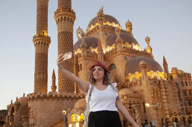 una donna davanti la moschea di Al sahaba,  meglio sharm o marsa alam