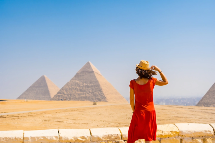 una donna davanti alle piramidi di giza, cose da fare in egitto una donna davanti alle piramidi di giza, cose da fare in egitto