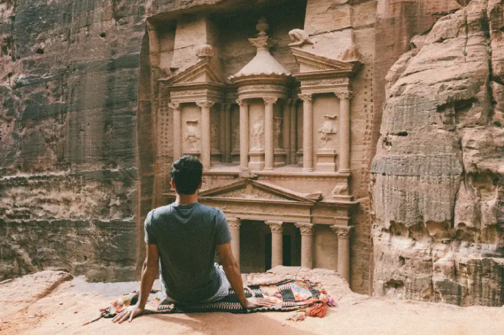 un uomo a petra, sicurezza in giordania