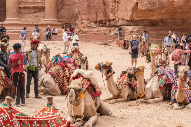 un gruppo di persone visitano la grande petra, situazione in giordania un gruppo di persone visitano la grande petra, situazione in giordania