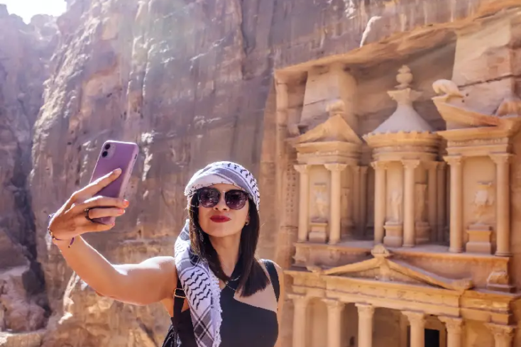 una donna fa una foto a petra, situazione in giordania una donna fa una foto a petra, situazione in giordania