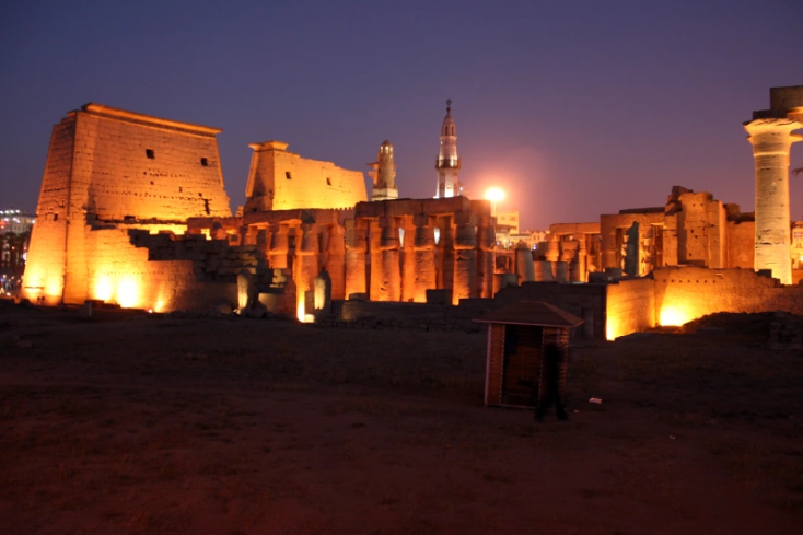 Una moschea notturna nel Tempio di Amon a Luxor, Egitto a Natale