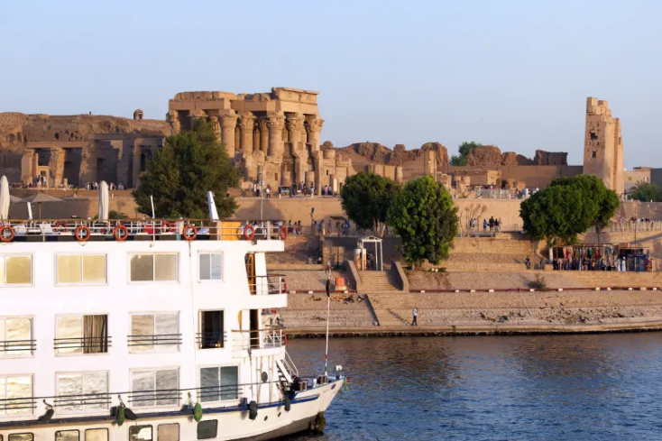 Crociera sul Nilo davanti il Tempio di Kom Ombo ad Assuan, Egitto a Natale