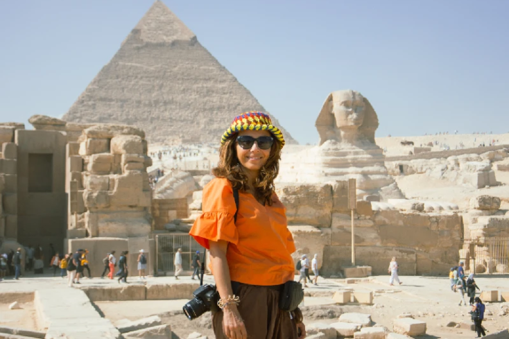una donna davanti alle piramidi e la sfinge, cosa fare a il cairo