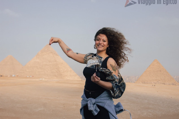 una bella ragazza davanti le piramidi, cosa fare a il cairo