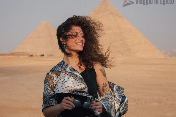 una donna al cairo davanti alle piramidi, il cairo cosa vedere