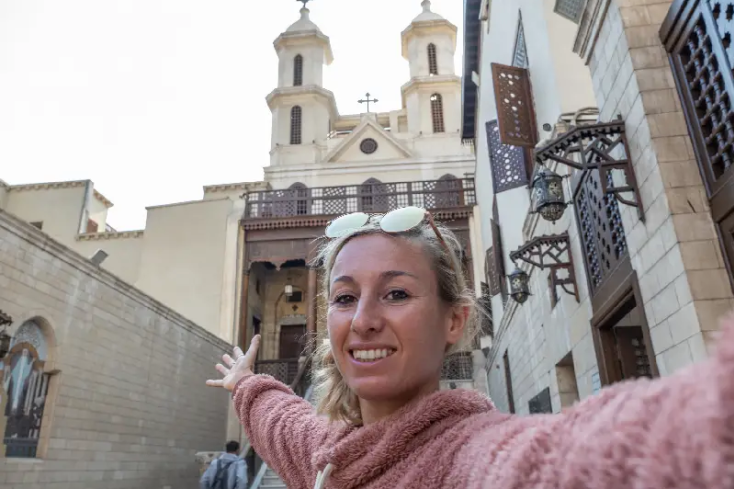 una turista visita la chiesa sospesa, il cairo cosa vedere
