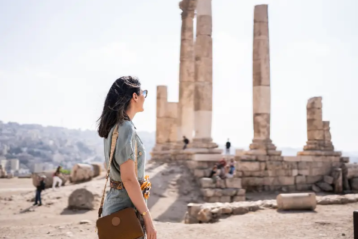 una donna a jerash in giordania, giodania cosa vedere