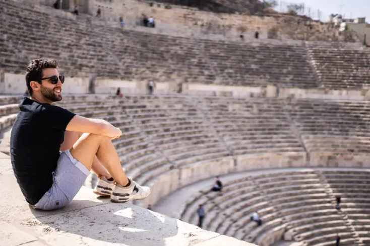 un ragazzo a jerash in giordania, giordania cosa vedere