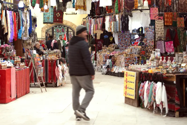 un uomo al mercato di jerash, giordania cosa vedere