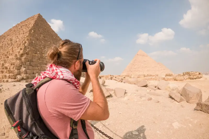 un uomo italiano visita le piramidi di giza, egitto località turistiche