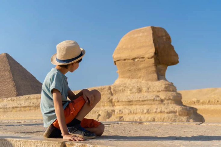 un piccolo ragazzo visita le piramidi, egitto località turistiche