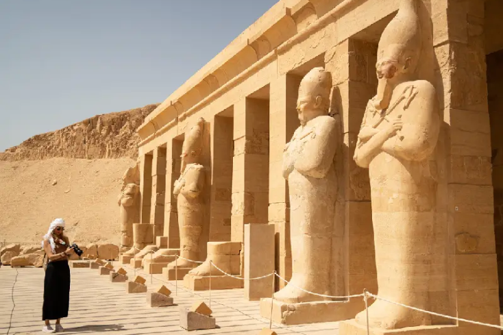 una donna italiana al tempio di hatshepsut, egitto località turistiche