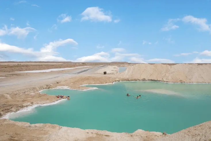 un lago nell'oasi di siwa, egitto località turistiche