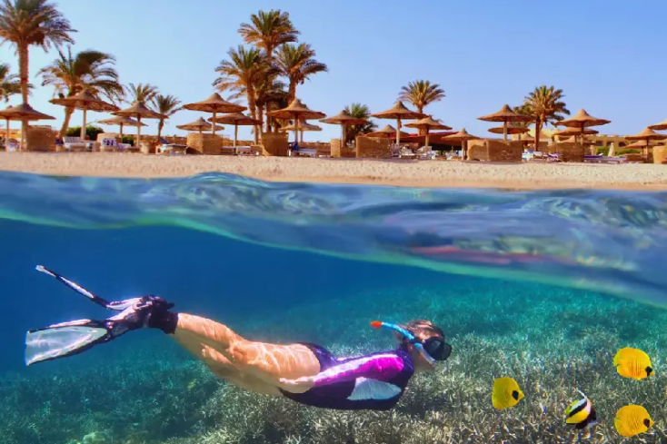 una donna fa snorkling al mar rosso, egitto località turistiche